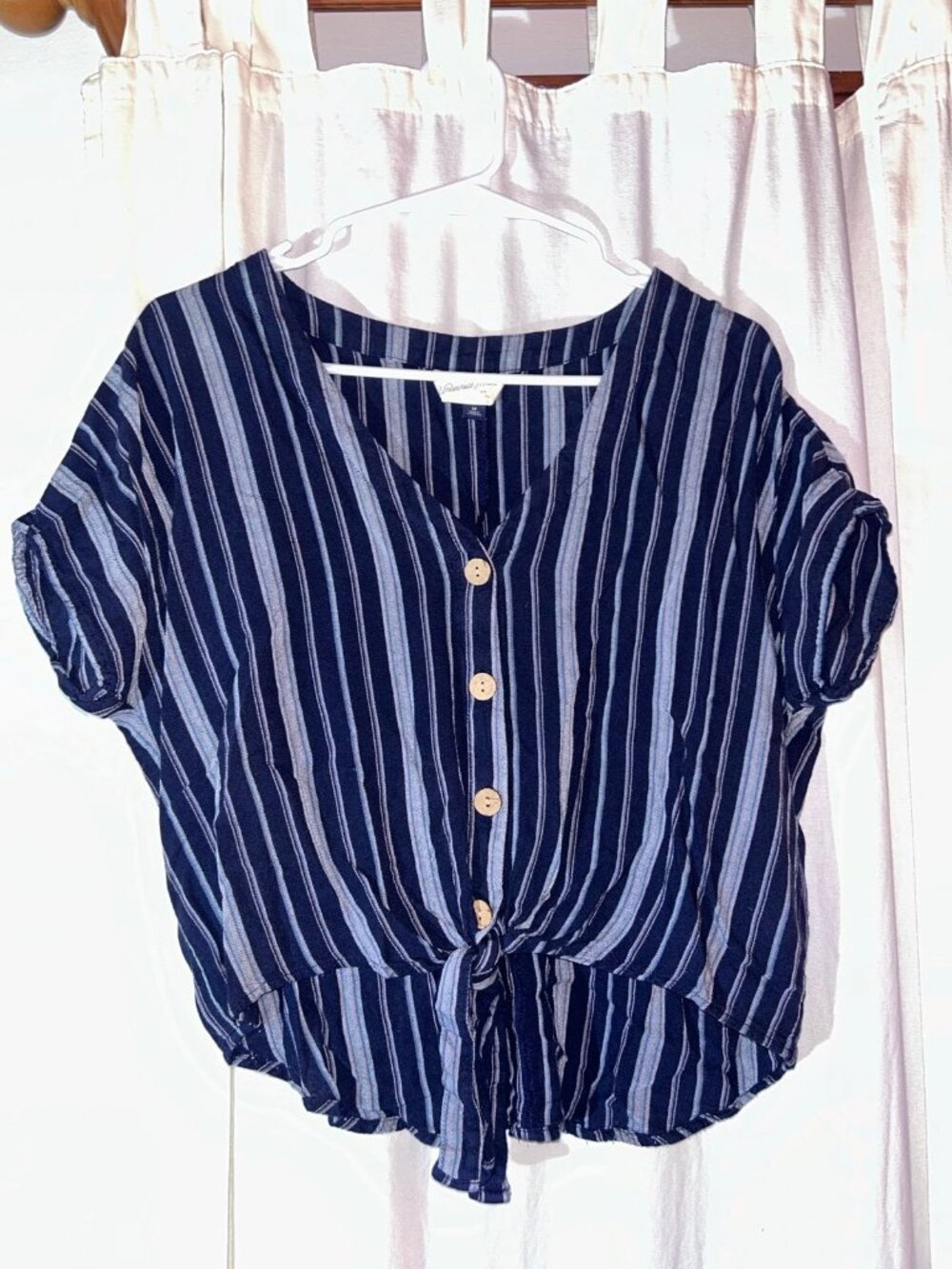 Universal Threads blue striped button down shirt size medium